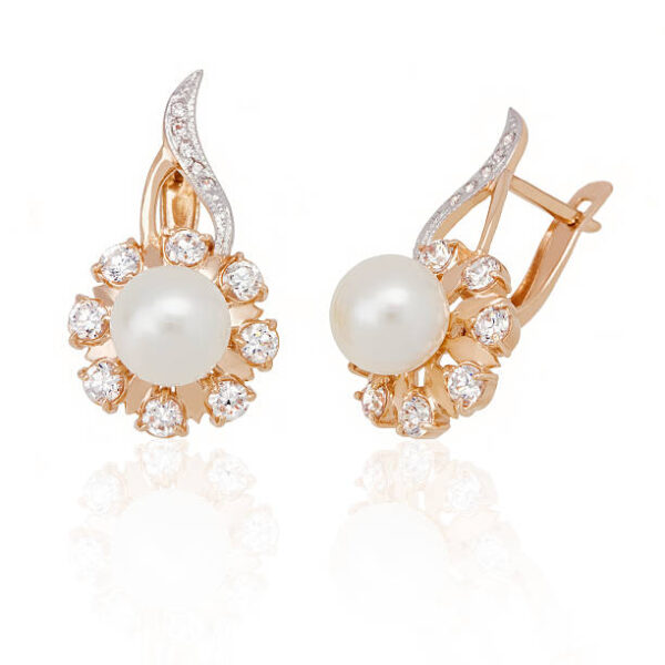 Jewelry earring with pearl and diamonds on white background. isolated